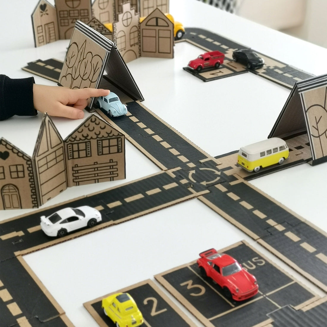 Car Track Using Shapes How to make a car track using recycled cardboard – DeSerres